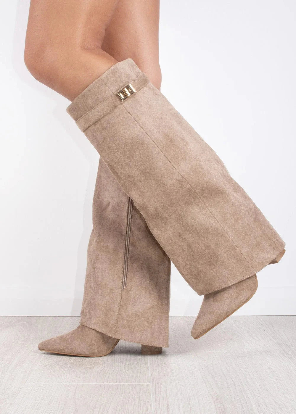 beige suède laarzen met stevige hak en elegante vorm

