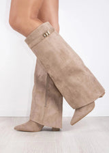 beige suède laarzen met stevige hak en elegante vorm
