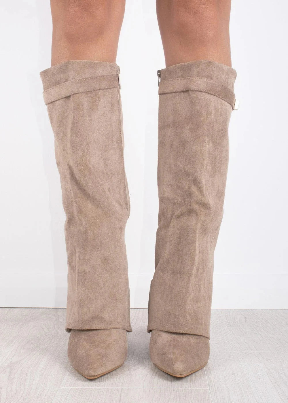 beige suède laarzen met stevige hak en elegante vorm
