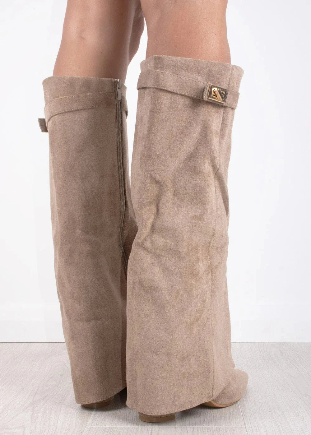 beige suède laarzen met stevige hak en elegante vorm
