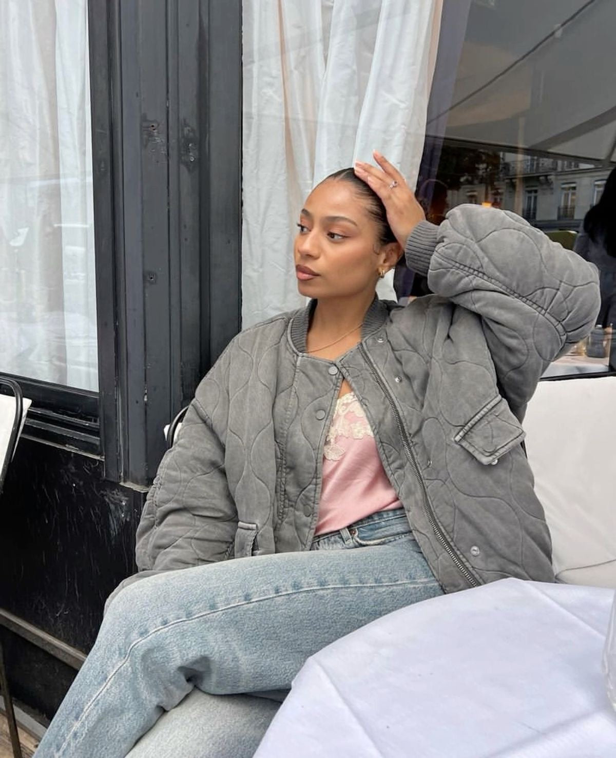 Lureva Quilted Bomber locker getragen auf dem Sofa
