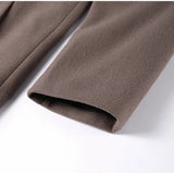 Close-up van de mouwen van de Vesper Luxe Coat in taupe

