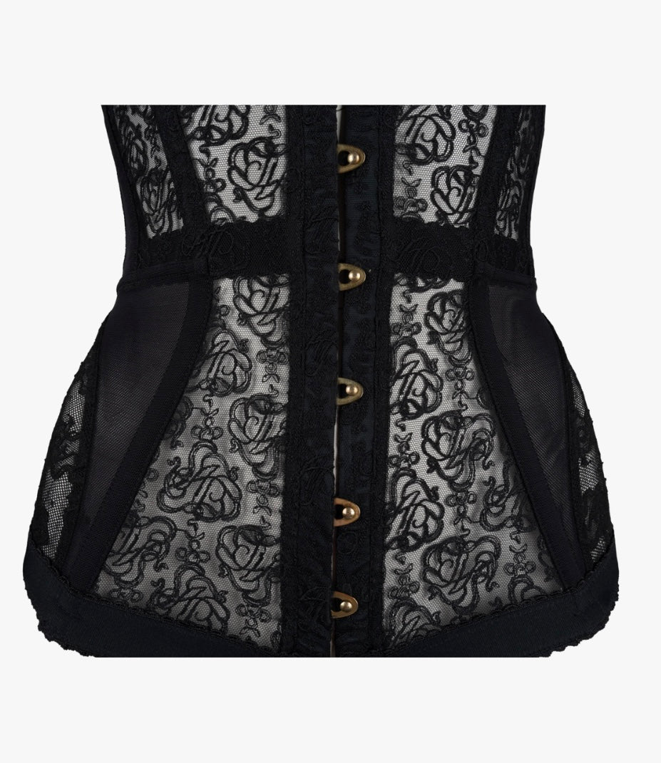 Modell trägt Seralyn Spitzen-Korsett Schwarz – Lookbook-Detail mit Goldhaken-Front