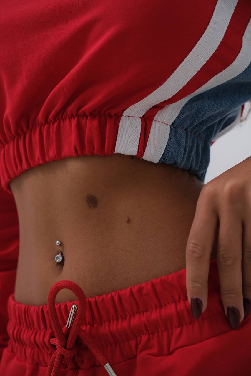 Damen Trainingsanzug schwarz cropped sweater mit Denim
