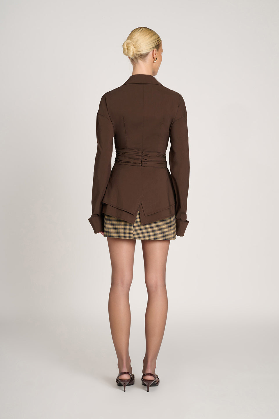 Braune Damenbluse mit strukturierten Falten
