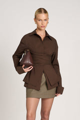 Schokobraune Wickelbluse mit Taillenband – Damenmode

