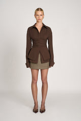 Jaelinne Wrap Blouse getragen mit Rock – eleganter Look
