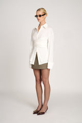 Raffinierte Wickelbluse in Weiß – Business Outfit Damen
