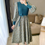 blauwe elegante winterjurk voor dames met bloemenpatroon
