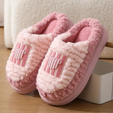 Antonio Elegante Pantoffels in roze met pluche voering en vrolijk design, ideaal voor warme voeten.
