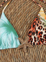 Close-up mintgroene bikinitop met luipaardprint en zeester