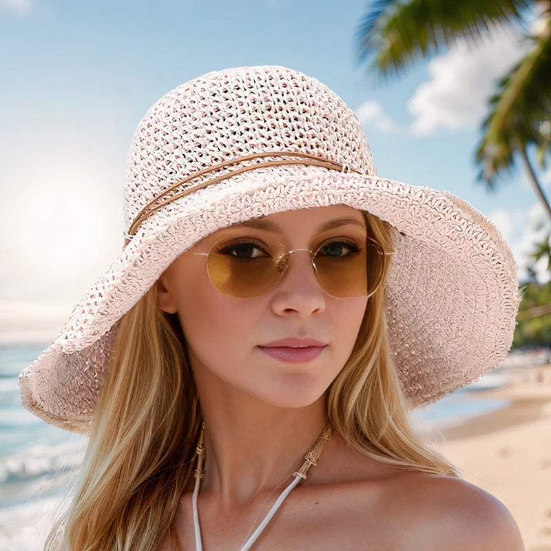 Rosa Avéa Sommerhut von Talaine elegant am Strand getragen