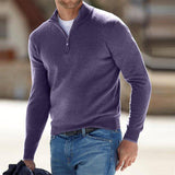 Model draagt Arden vest, rits halfopen, casual look.