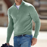 Model draagt Arden vest, rits halfopen, casual look.