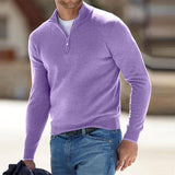 Model draagt Arden vest, rits halfopen, casual look.
