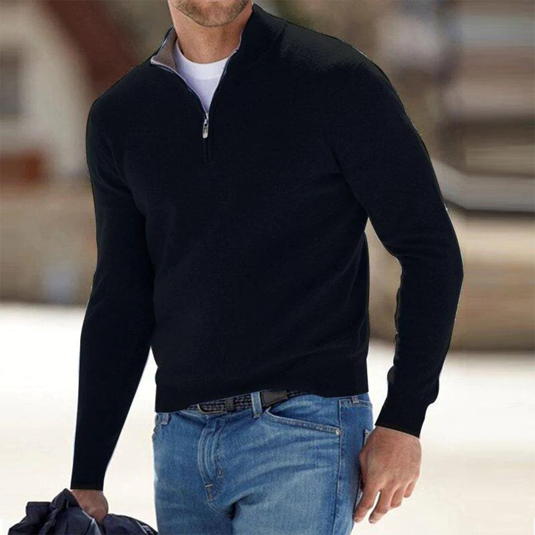 Model draagt Arden vest, rits halfopen, casual look.