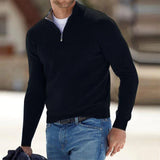Model draagt Arden vest, rits halfopen, casual look.