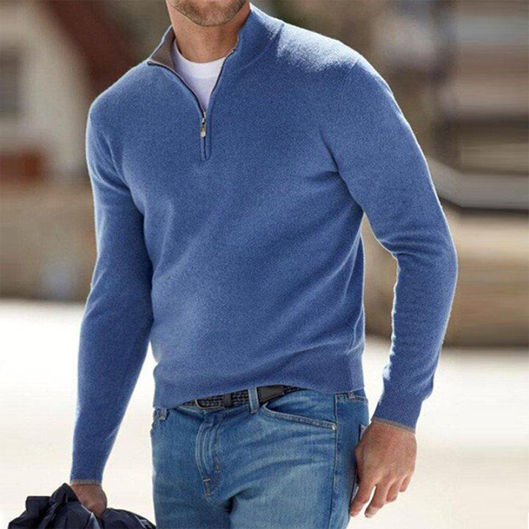 Model draagt Arden vest, rits halfopen, casual look.