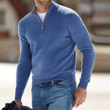Model draagt Arden vest, rits halfopen, casual look.