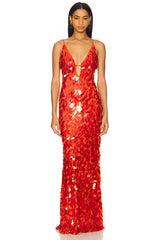 frau in rotem pailletten abendkleid mit v-ausschnitt