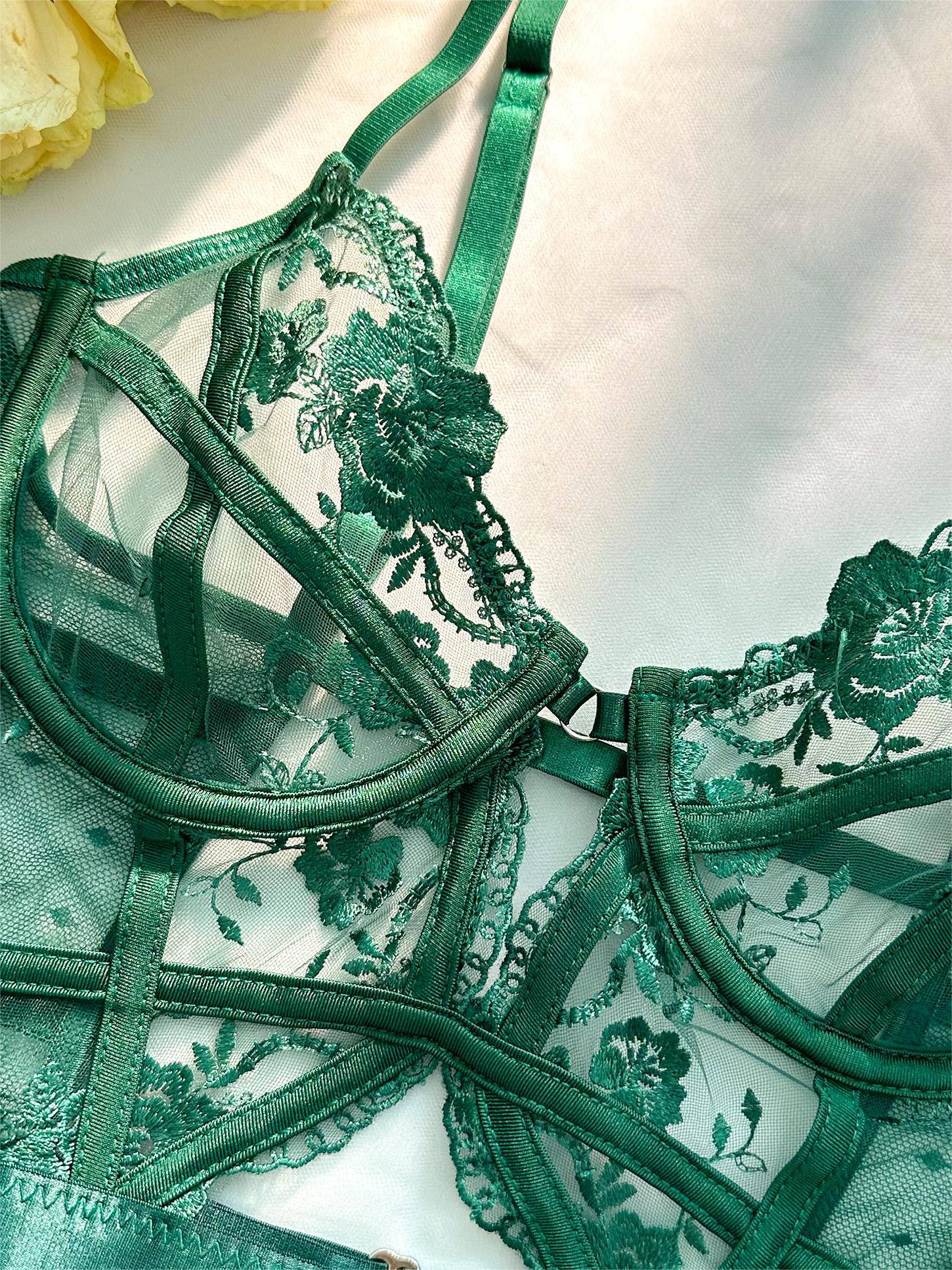 Verleina Dessous Set | Luxus-Spitze mit Stickereien & Strumpfhaltern