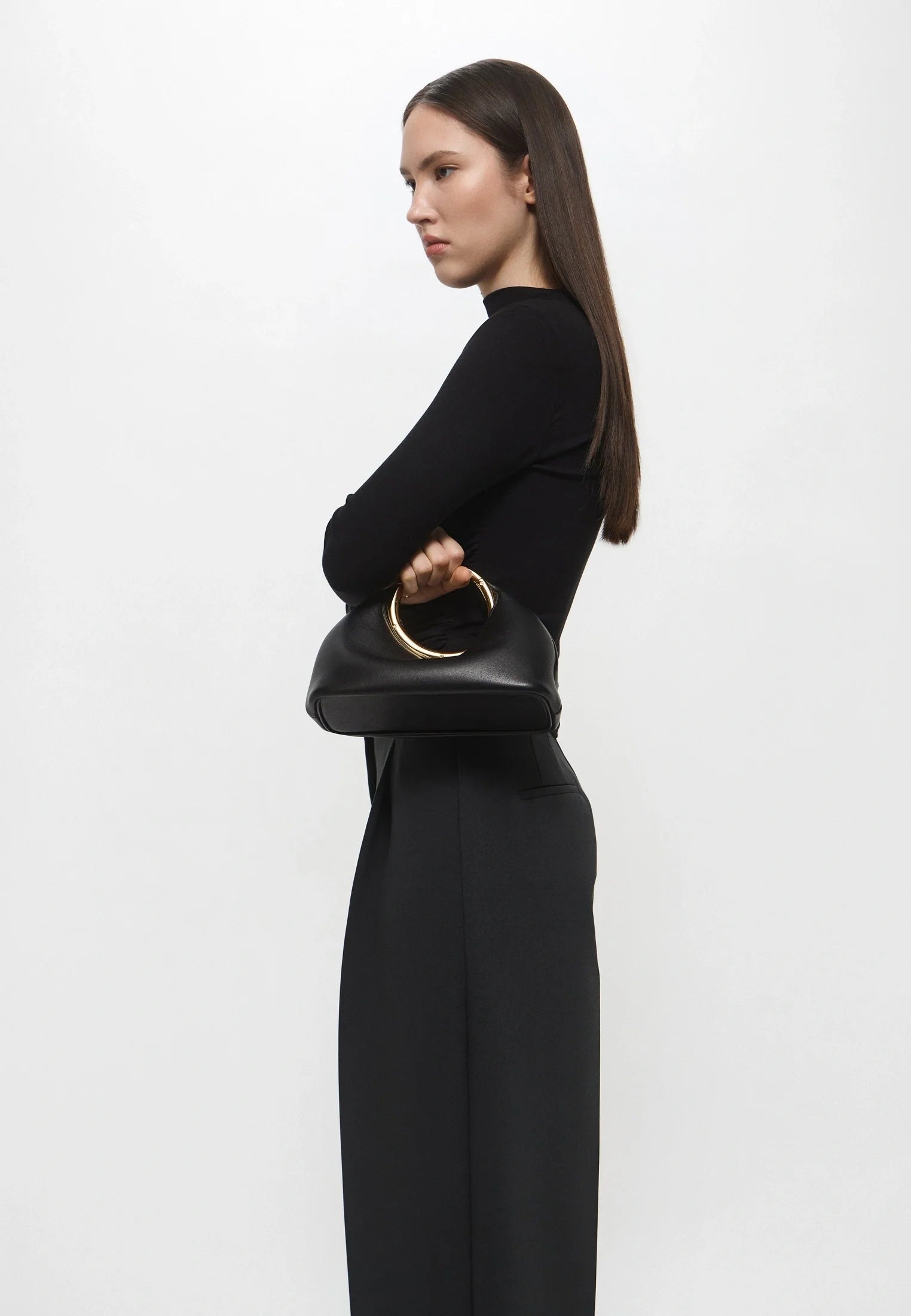 ivorene ringtasche schrägansicht mit goldenem metallring