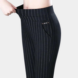 damesmodel draagt zwarte stretch broek Lotte gecombineerd met blouse

