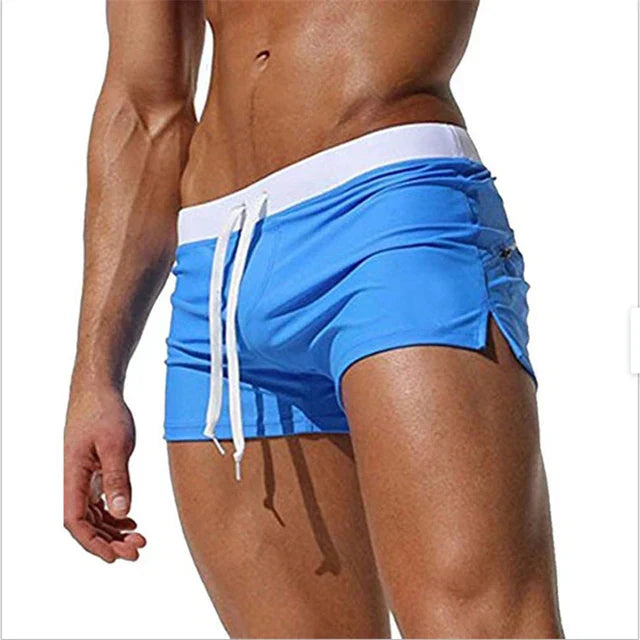 felblauwe zwembroek met elastische tailleband en licht materiaal
