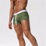 groene zwembroek met witte details, ideaal voor strand en sport