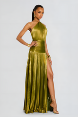 Zynera Metallic Maxikleid in Olive Gold – weitere Frontansicht mit Halterhals-Detail und Beinschlitz