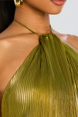 Zynera Metallic Halter Maxikleid Olive Gold – detaillierte Ansicht des hohen Beinschlitzes und des plissé-Designs
