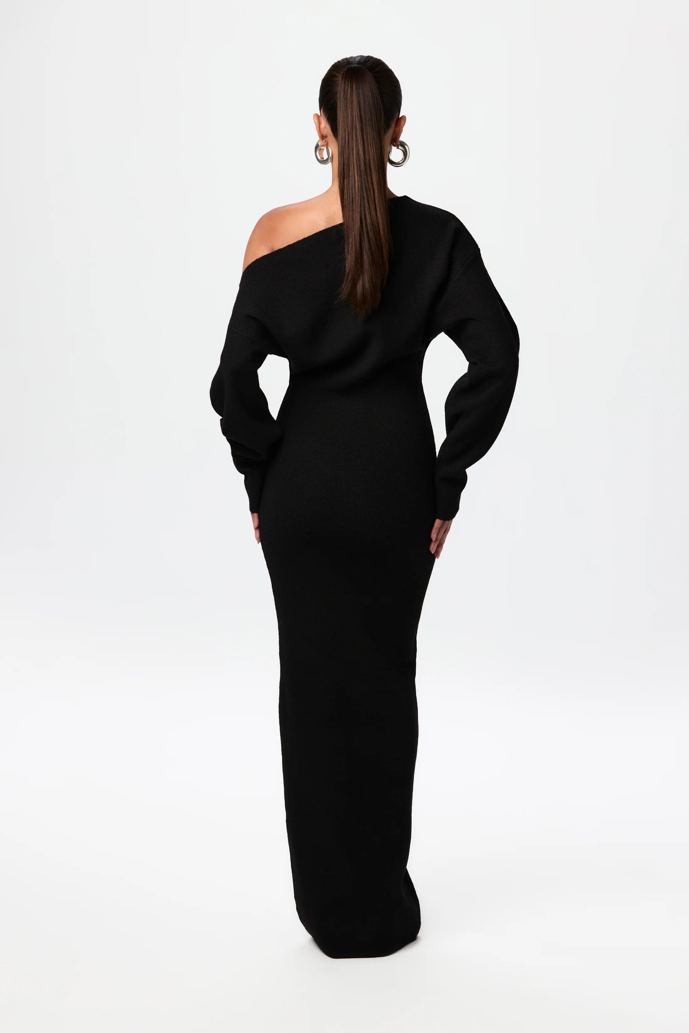 Amara Off-Shoulder Knit Maxi Dress zwart met lange mouwen
