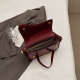 Velvet Flow Bag in burgundy – elegante tas met uniek golvend design.