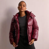 Bordeaux glänzende damen pufferjacke mit kapuze