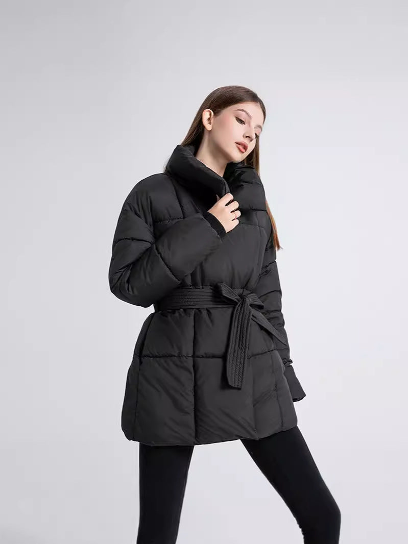 Schwarze Arctic Allure Winterjacke, gestylt mit Gürtel