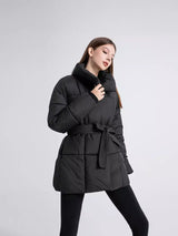 Schwarze Arctic Allure Winterjacke, gestylt mit Gürtel