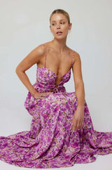 Paarse bloemenjurk strapless gedragen in zittende pose