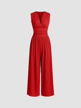 Elvara Jumpsuit in Rot ohne Modell – V-Ausschnitt und Taillenraffung im Detail-Flatlay