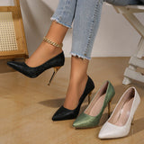 Modell trägt schwarze Satin Pumps mit goldenem Absatz zu Jeans