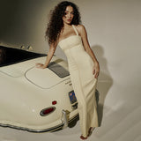 Aurora Maxi Kleid am Model in Ecru vor Auto
