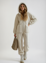 weicher fleece onesie damen in beige mit taschen