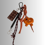 bruin leren tasaccessoire met snacks
