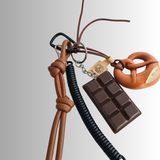 grappige charm hanger met pretzelvorm
