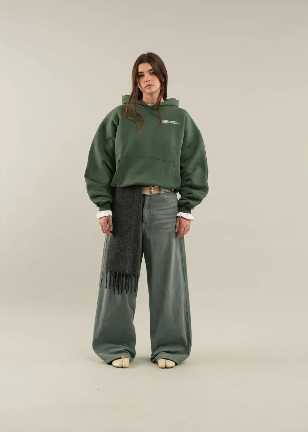 Grüner Hoodie Frontansicht mit kleinem Brustlogo
