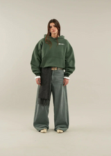 Grüner Hoodie Frontansicht mit kleinem Brustlogo
