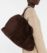 vrouw met beige outfit en grote suède shopper tas