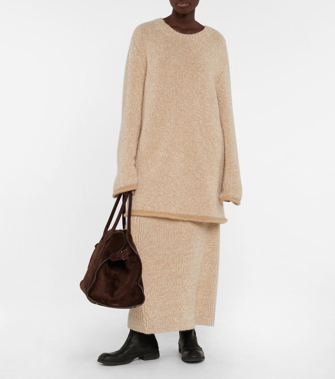 vrouw met beige outfit en grote suède shopper tas