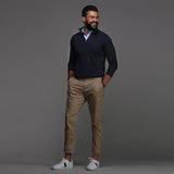 Marineblauwe polo met chino broek
