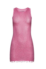 vrouw in sprankelende roze mini-jurk
