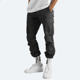 Logan cargo broek gecombineerd met sneakers voor een casual look.